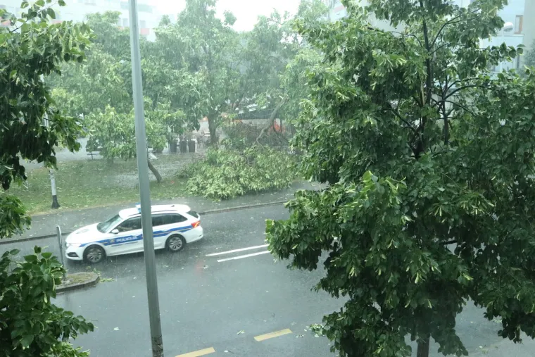
Vjetar je ru&scaron;io stabla, nosio krovove i bacao stvari po ulicama. Na teren su iza&scaron;le hitne službe.