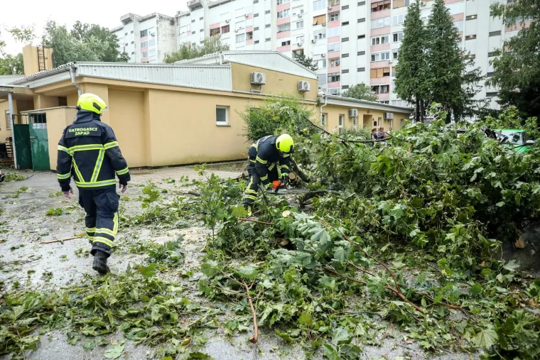 Vatrogasci su morali intervenirati u Gajnicama. Drveće je padalo po cesti, a o&scaron;tetilo je i pojedine automobile. 