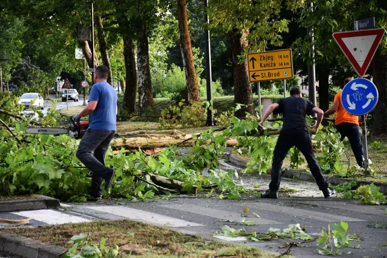 Razorno nevrijeme ostavilo je posljedice i van glavnog grada. U Slavonskom Brodu također su padala stabla, a poplavljene su bile i neke ceste.