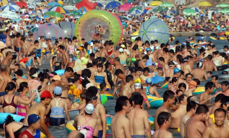 Pa ti kaži gdje se nalaziš na plaži! Sjetite se da neki i ovako ljetuju kada vas zasmetaju naše gužve