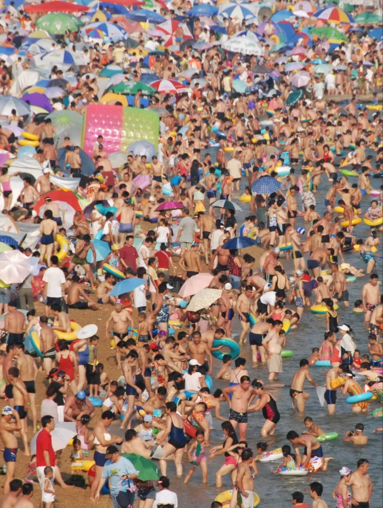 Pa ti kaži gdje se nalaziš na plaži! Sjetite se da neki i ovako ljetuju kada vas zasmetaju naše gužve