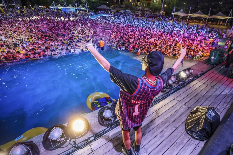 Pa ti kaži gdje se nalaziš na plaži! Sjetite se da neki i ovako ljetuju kada vas zasmetaju naše gužve