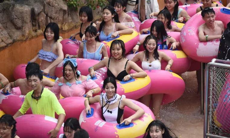 Pa ti kaži gdje se nalazi&scaron; na plaži! Sjetite se da neki i ovako ljetuju kada vas zasmetaju na&scaron;e gužve