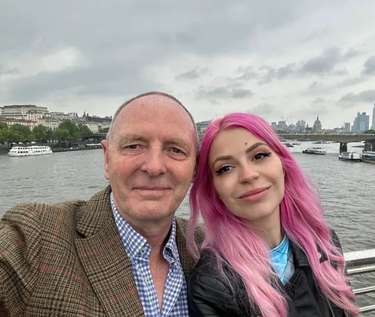Julia i Eileen provele su pet godina u otvorenom braku, a mlada tiktokerica pojasnila je da povod rastanku nije bilo to što se u međuvremenu zaljubila u Keitha, vršnjaka njezine uskoro bivše žene.