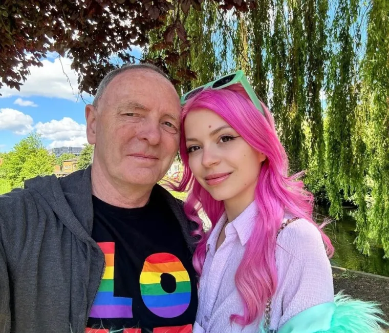 &quot;Odmah smo se složili jer smo oboje navijači Chelseaja i jer smo jako slični unatoč razlici u godinama&quot;, rekla je Julia i otkrila da je Keith ima dvoje djece iz prethodnog braka. 