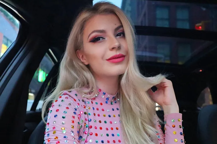 "Imate samo jedan život i sve dok nikom ne nanosite bol, radite ono &scaron;to vas čini sretnima. Nije važno hoće li se to smatrati čudnim ili će vas zasipati osudama. Na kraju dana, to je va&scaron; život i samo o vama ovisi kako ćete ga živjeti.