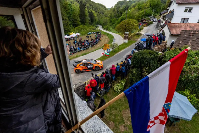 Direktno s prozora: Ovako su navijači prošle godine gledali WRC Croatia Rally, ali ubuduće takvih prizora više neće biti