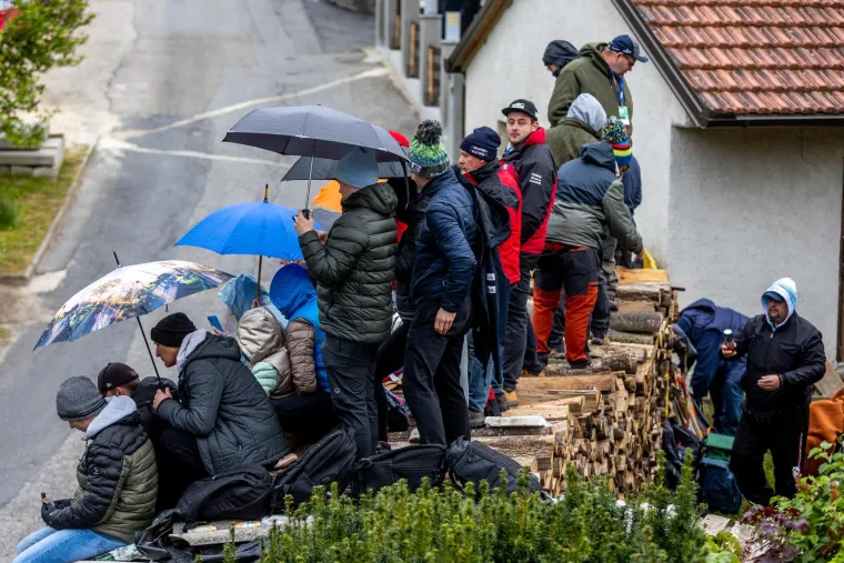 Direktno s prozora: Ovako su navijači prošle godine gledali WRC Croatia Rally, ali ubuduće takvih prizora više neće biti