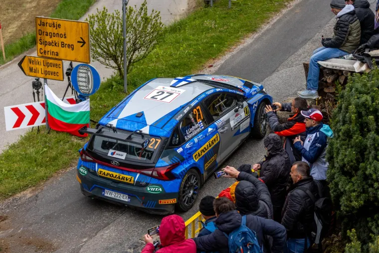 Direktno s prozora: Ovako su navijači prošle godine gledali WRC Croatia Rally, ali ubuduće takvih prizora više neće biti