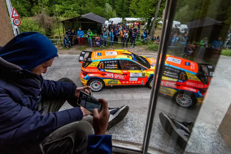 Direktno s prozora: Ovako su navijači prošle godine gledali WRC Croatia Rally, ali ubuduće takvih prizora više neće biti