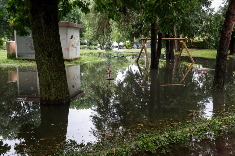 Nevrijeme ru&scaron;ilo drveće, igrali&scaron;ta pod vodom, Maksimir izgleda jezivo. Pogledajte &scaron;to je nevrijeme ostavilo iza sebe