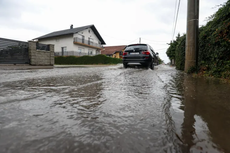 Nevrijeme ru&scaron;ilo drveće, igrali&scaron;ta pod vodom, Maksimir izgleda jezivo. Pogledajte &scaron;to je nevrijeme ostavilo iza sebe