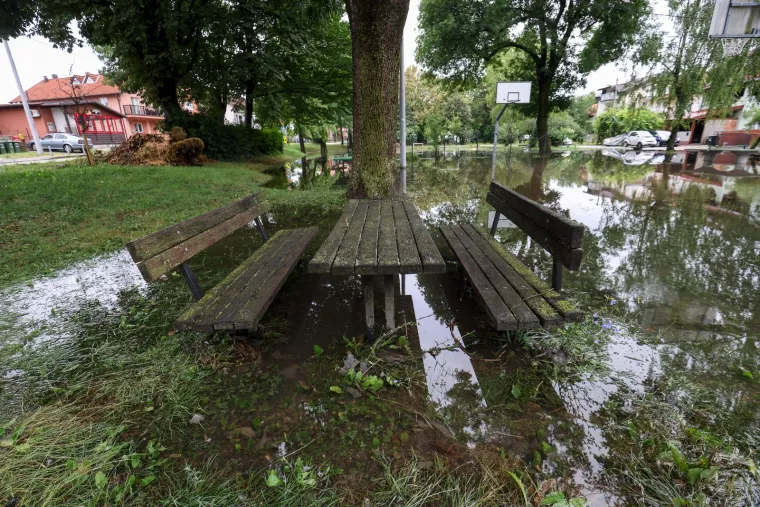 Nevrijeme ru&scaron;ilo drveće, igrali&scaron;ta pod vodom, Maksimir izgleda jezivo. Pogledajte &scaron;to je nevrijeme ostavilo iza sebe