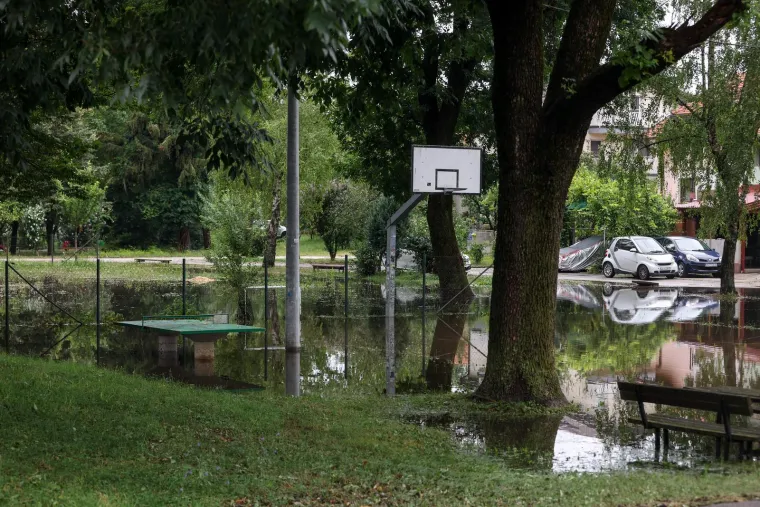 Ki&scaron;a je poplavila sportsko igrali&scaron;te u Buzinskoj cesti. 