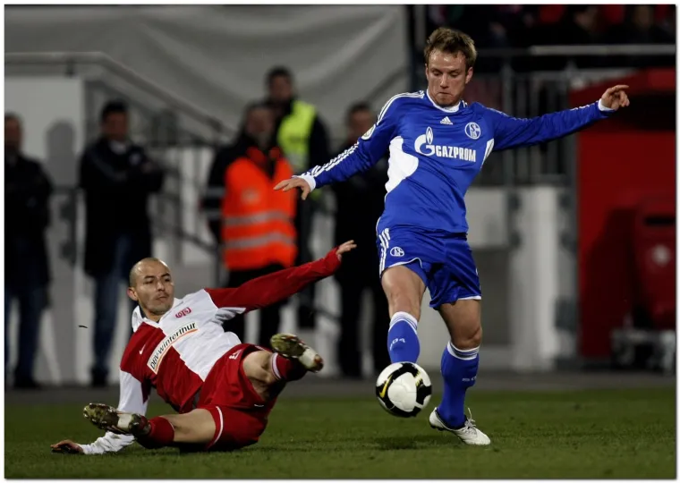 Zatim je četiri godine proveo u Schalkeu 04 s kojim je debitirao u Ligi prvaka