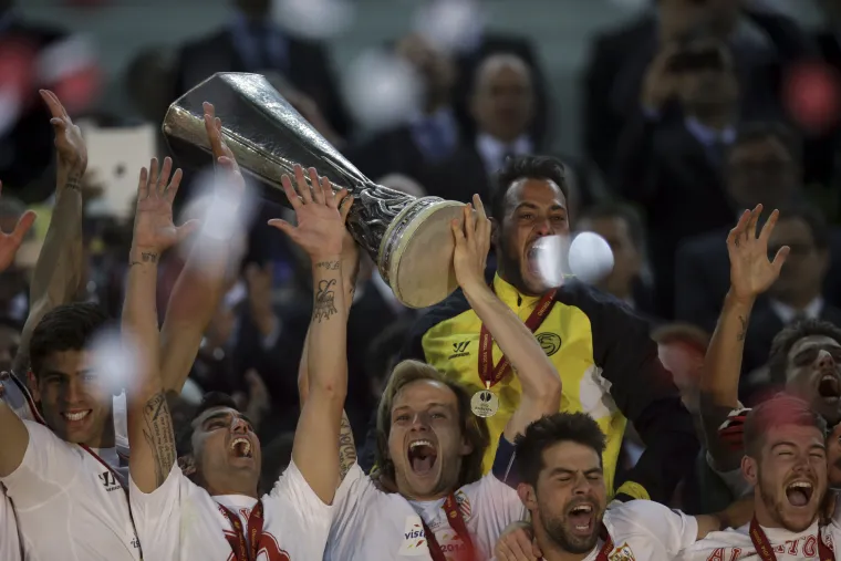 Prvi europski trofej mu je Europska liga 2014. sa Sevillom