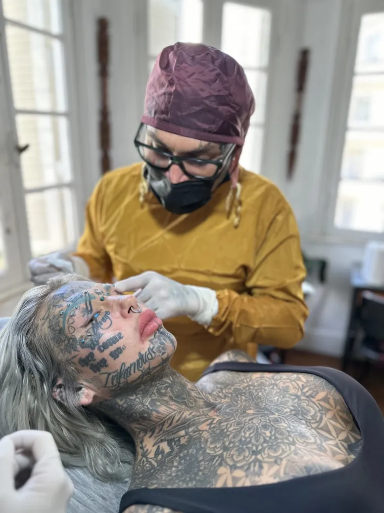 Nekoć je bila plavuša iz susjedstva nevina lica, no otišla je toliko daleko da je istetovirala čak i oči