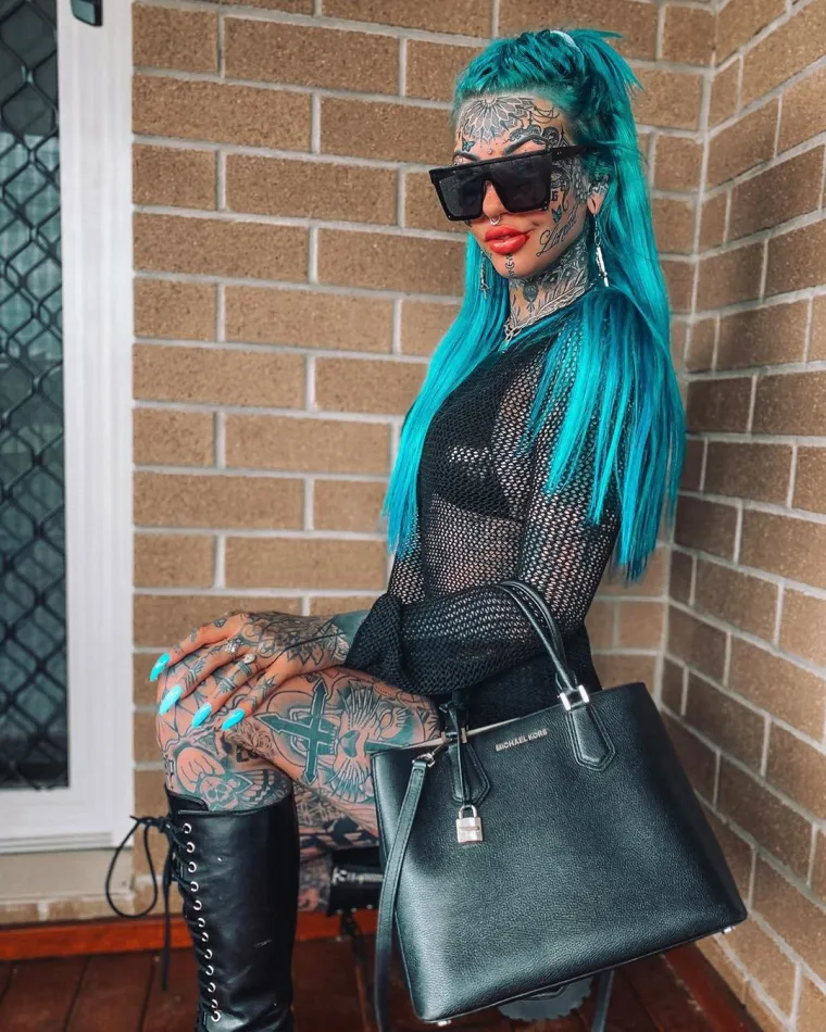 Nekoć je bila plavuša iz susjedstva nevina lica, no otišla je toliko daleko da je istetovirala čak i oči