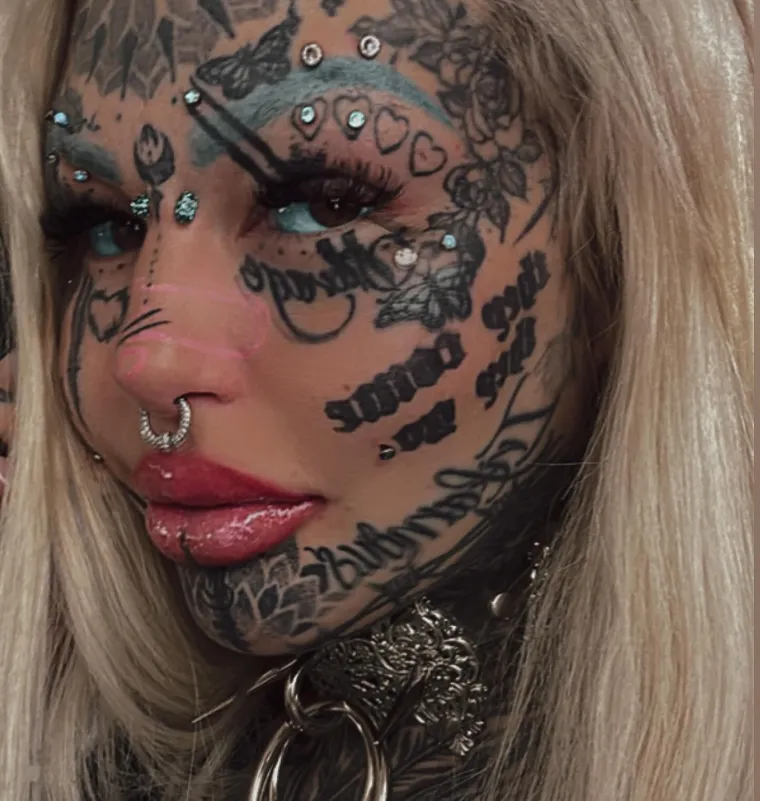 Nekoć je bila plavuša iz susjedstva nevina lica, no otišla je toliko daleko da je istetovirala čak i oči