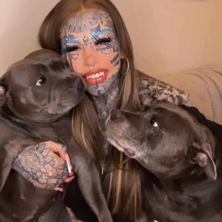 Nekoć je bila plavuša iz susjedstva nevina lica, no otišla je toliko daleko da je istetovirala čak i oči