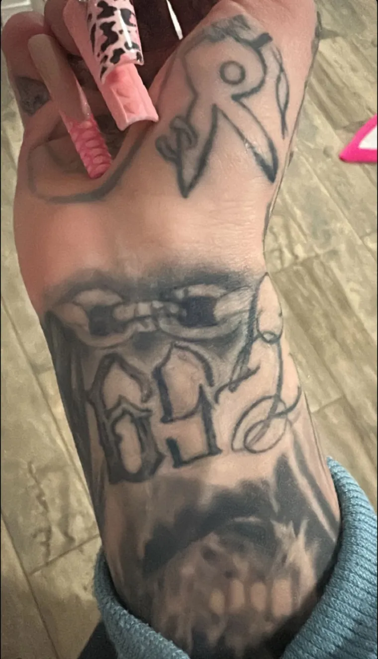 Nekoć je bila plavu&scaron;a iz susjedstva nevina lica, no oti&scaron;la je toliko daleko da je istetovirala čak i oči