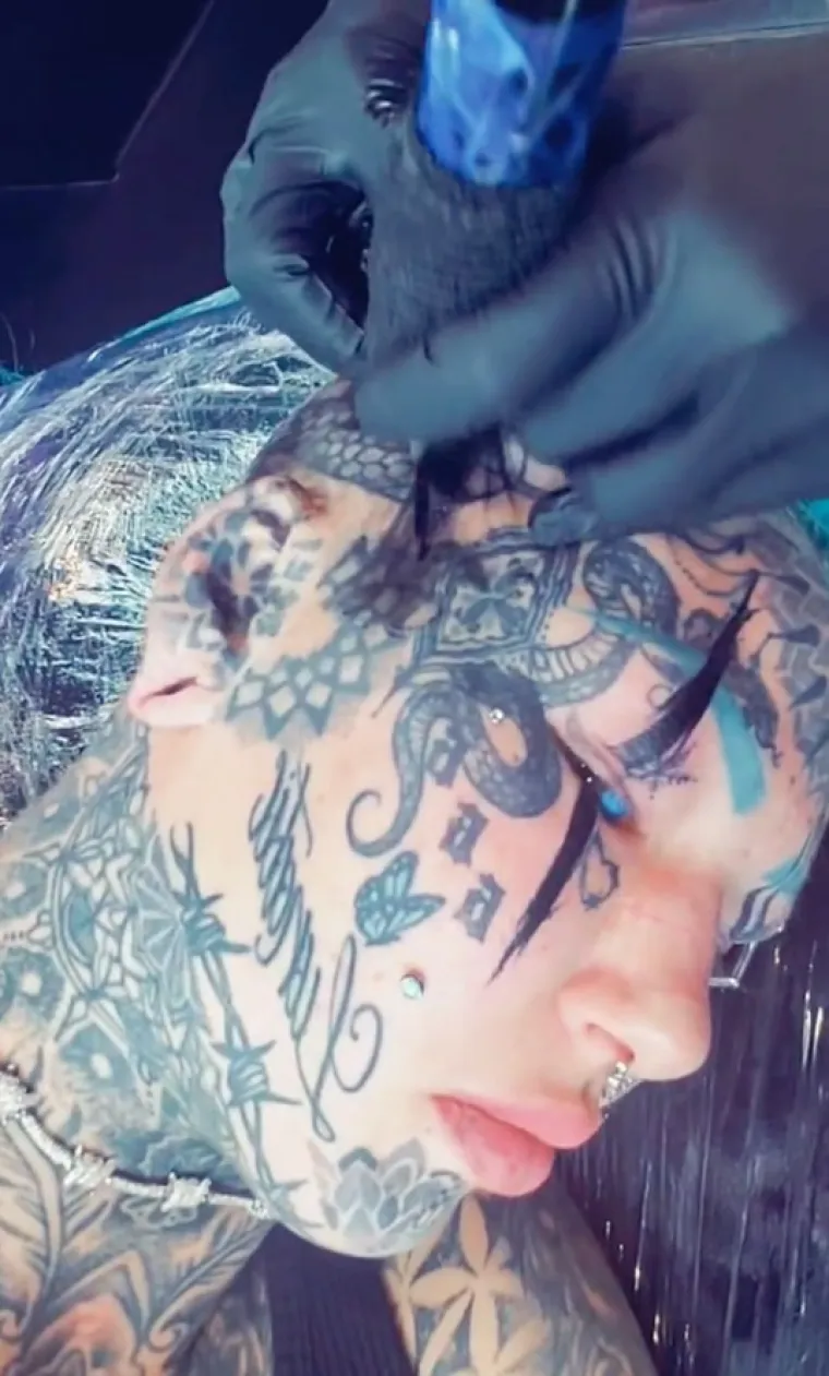 Nekoć je bila plavu&scaron;a iz susjedstva nevina lica, no oti&scaron;la je toliko daleko da je istetovirala čak i oči