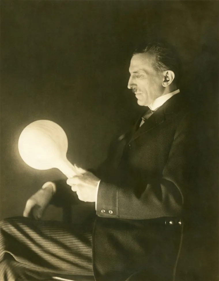 Kad je Edison odbio predati obećanu nagradu, Tesla je osnovao vlastitu tvrtku. 
