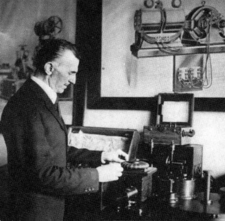 Tesla je odmalena volio čitati knjige te je svaku morao pročitati do kraja. 