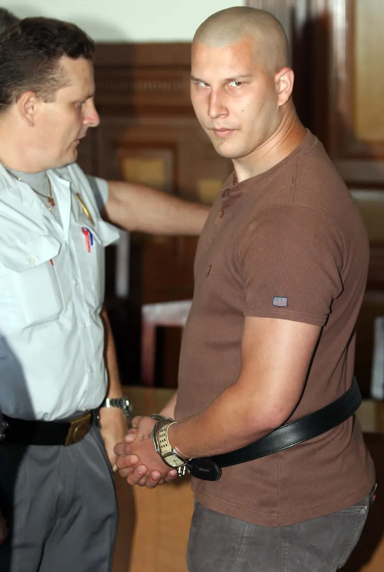 U pokušaju pljačke Ivan Dvorski zvan Psiho iz Rijeke, Rene Ljubović i Luka Obrovac upali su u stan obitelji Vukoše vjerujući da tamo ima dosta novaca i droge, no njihov se plan izjalovio. Dvorski, koji je tada imao tek 21 godinu, zapucao je iz pištolja i ubio oca i sina Benita te Đanija Vukošu i njegovu djevojku Mirjam Švaljek. 