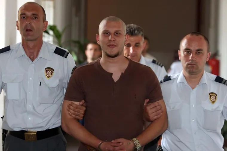 &quot;Kako nitko nije otvarao, nogom sam razvalio vrata i kroz hodnik krenuo u prostoriju u kojoj je bilo svjetlo. U trenutku kada sam otvorio vrata te sobe, Đani je držao sablju mačetu. Htio je ustati, ali je bio jako drogiran pa nije stigao. Stavio sam mu pištolj na čelo i rekao: &apos;Šta si me htio izbosti?&apos; Odgovorio mi je: &apos;Ne, mislio sam da je policija&apos;. Prema mojoj naredbi, odložio je sablju i legao na pod, na trbuh. Njegova djevojka Mirjam bila je šokirana; i njoj sam rekao da učini isto. Bili su prilično preplašeni&quot;, govorio je ranije Dvorski. Nakon natezanja oko novca i droge, prvo je ustrijelio Đanija u prsa, a zatim mu pritisnuo glavu na pod i ispalio dva metka u potiljak. 