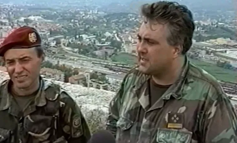 General Ivan Korade bio je jedan od ponosa Hrvata i Domovinskog rata. Prošao je najteža ratišta, a bio je vjerojatno omiljeni čovjek u zemlji kad je 5. kolovoza 1995. godine podignuo hrvatsku zastavu na kninskoj tvrđavi nakon oslobođenja. Ali imao je i drugu, mračnu stranu zlostavljača koji je volio popiti i koji je, 13 godina potom, počinio jedan od najgorih zločina u hrvatskoj povijesti. U manijakalnom pohodu u Hrvatskom zagorju 2008. godine ubio je petero ljudi, među kojima i maloljetnika i njegovu baku. Prije nego što si je oduzeo život, teško je ranio policajca koji je umro na putu do bolnice. 