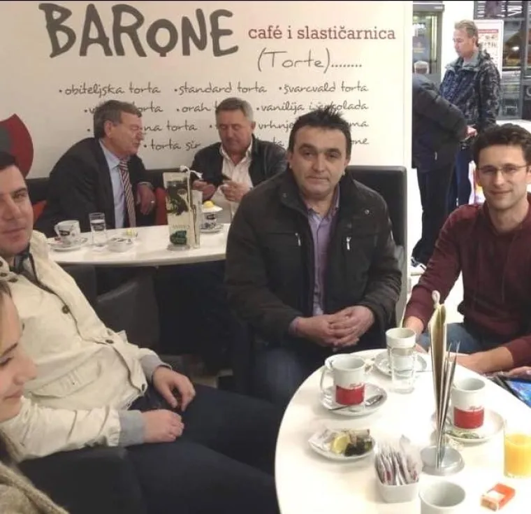 Branko Koloper je u Vodicama ubio 47-godišnjeg šibenskog poduzetnika Tedija Slamića, a u Šibeniku 42-poduzetnika Tonija Šparada, 62-godišnju stečajnu upraviteljicu Radojku Danek i njezinog 63-godišnjeg supruga. Supružnici Danek i Toni Šparada ubijeni su u šibenskim Ražinama. Nakon što ih je izrešetao kalašnjikovom, odvezao se do Vodica gdje je pucao u Slamića ispred njegova dućana. Nakon četverostrukog ubojstva počinio je suicid. 