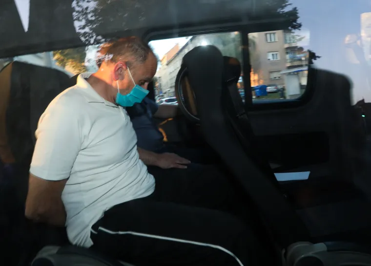 Zatim je objavio status na Facebooku: Zbogom svima. Napu&scaron;tam vas jer ne mogu vi&scaron;e. Ljubav mog života ostavila me jer je moja biv&scaron;a žena bila vrlo lo&scaron;a prema njoj i jer nemam vi&scaron;e novca. Sve &scaron;to sam poku&scaron;avao raditi zadnjih godinu i pol nije uspijevalo, a čak mi niti moja braća iz masonske lože nisu htjela pomoći. Na kraju mi nisu ni htjeli odgovarati na telefonske pozive. Samo moji najbolji prijatelji su mi pomagali koliko su mogli. Ali sad, sad je kraj! Zato zbogom", napisao je prije nego &scaron;to je poku&scaron;ao počiniti samoubojstvo popiv&scaron;i veću količinu tableta za snižavanje tlaka, ali taj je poku&scaron;aj uspio preživjeti. Priznao je stravičan zločin, a hrvatsko pravosuđe je ekspresno reagiralo. Austrijski monstrum nepravomoćno je progla&scaron;en krivim. Za svako ubijeno dijete dobio je 27 godina zatvora te mu je izrečena jedinstvena kazna od 50 godina. Godinu kasnije, u kaznionici u Lepoglavi počinio je samoubojstvo. 