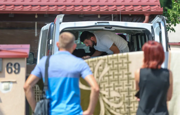 Ovako Daruvar izgleda nakon nezapamćene tragedije. Crna zastava ispred Doma, svijeće za poginule