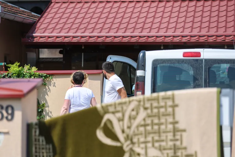 Ovako Daruvar izgleda nakon nezapamćene tragedije. Crna zastava ispred Doma, svijeće za poginule