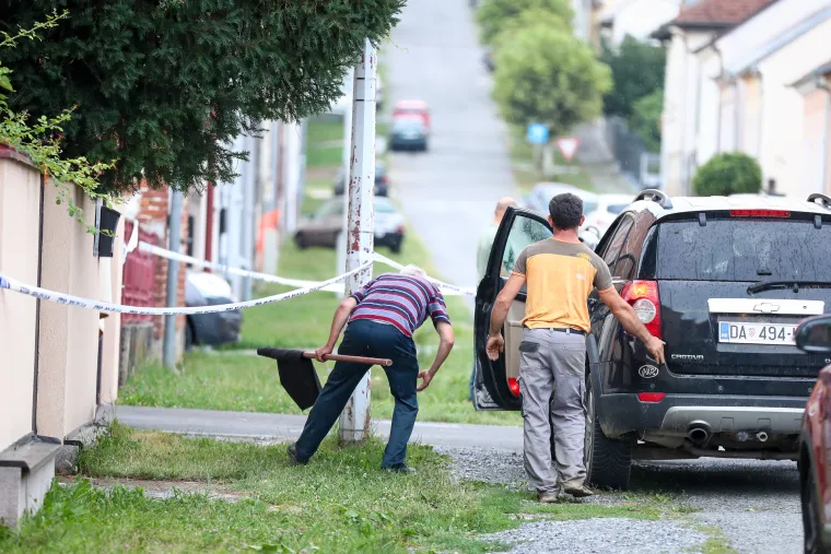 Ovako Daruvar izgleda nakon nezapamćene tragedije. Crna zastava ispred Doma, svijeće za poginule