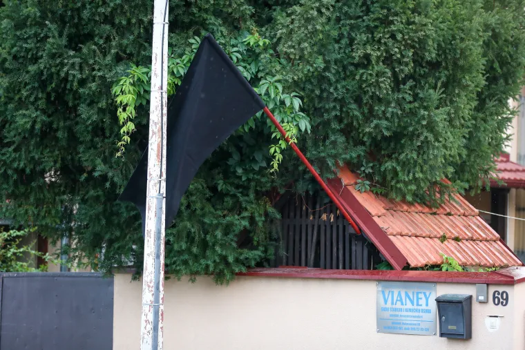 Ovako Daruvar izgleda nakon nezapamćene tragedije. Crna zastava ispred Doma, svijeće za poginule