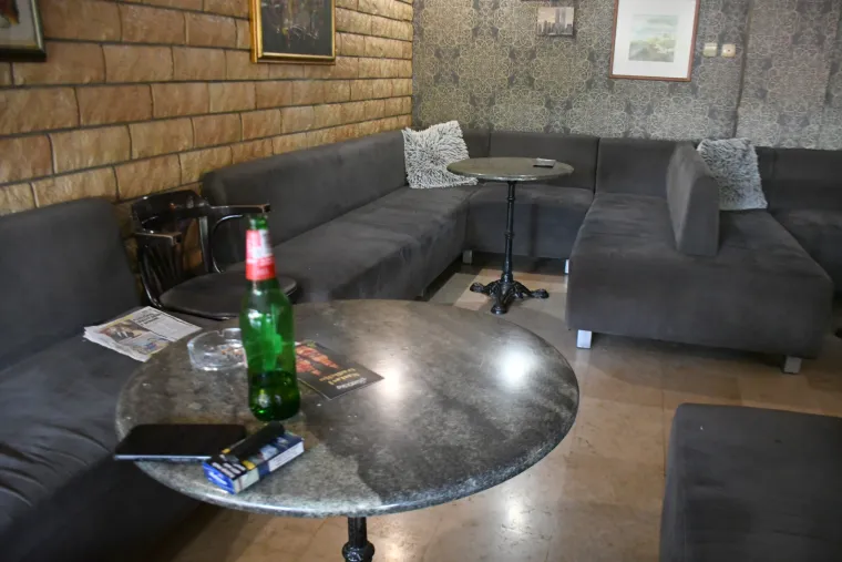 Stol za kojim je ubojica sjedio prije i poslije zločina.