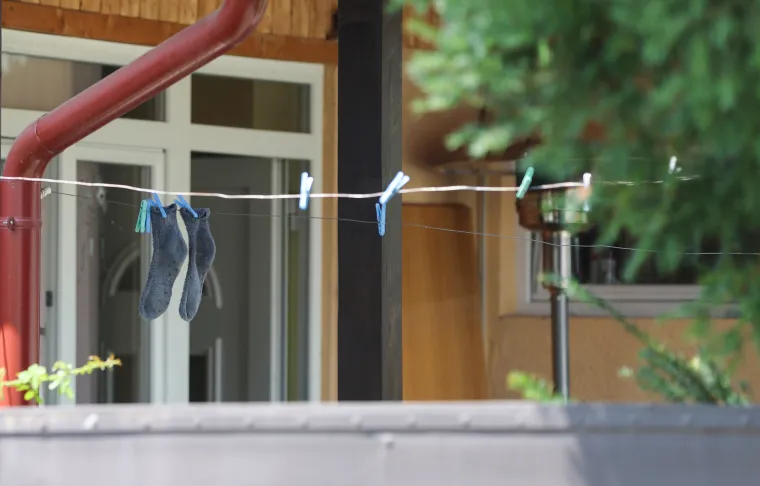 Ovako Daruvar izgleda nakon nezapamćene tragedije. Crna zastava ispred Doma, svijeće za poginule