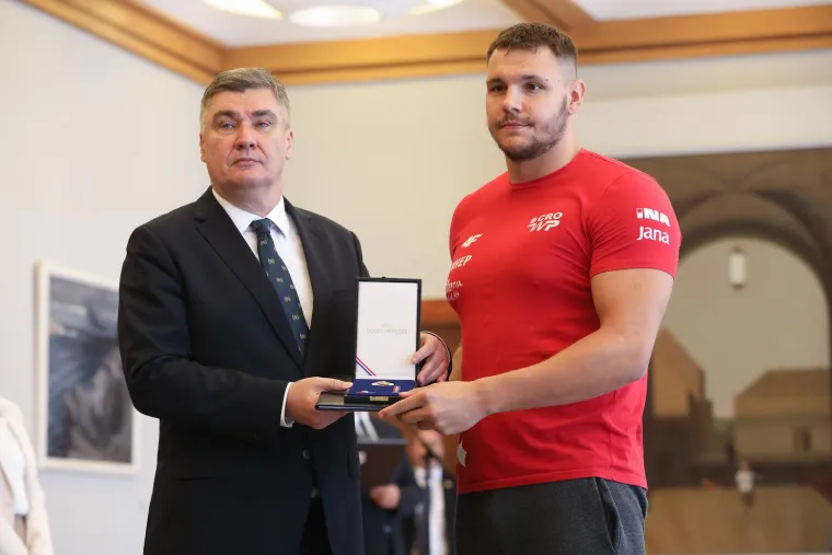 Hrvatska vaterpolska reprezentacija svečano primila odlikovanja od predsjednika Milanovića