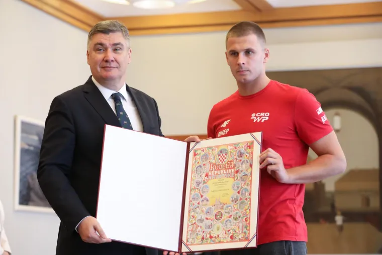 Hrvatska vaterpolska reprezentacija svečano primila odlikovanja od predsjednika Milanovića
