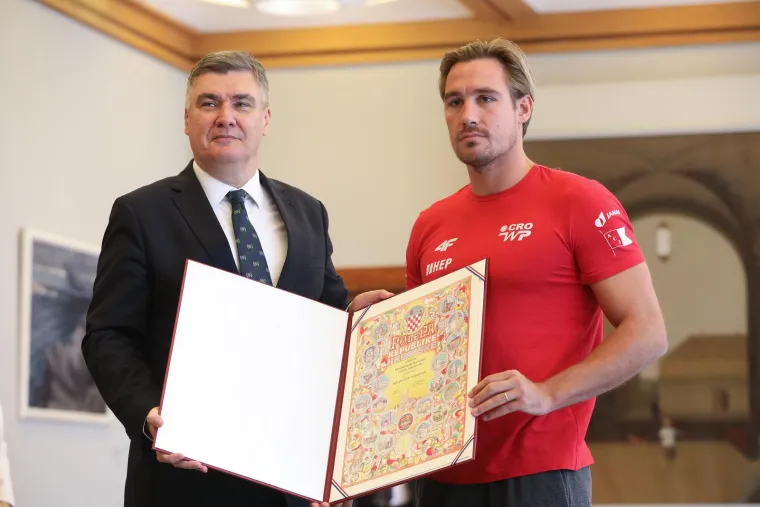 Hrvatska vaterpolska reprezentacija svečano primila odlikovanja od predsjednika Milanovića