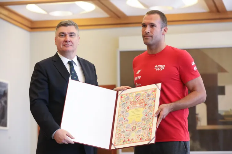 Hrvatska vaterpolska reprezentacija svečano primila odlikovanja od predsjednika Milanovića