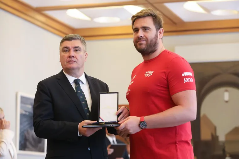 Hrvatska vaterpolska reprezentacija svečano primila odlikovanja od predsjednika Milanovića