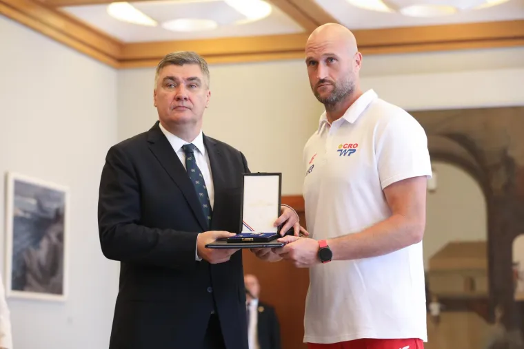 Hrvatska vaterpolska reprezentacija svečano primila odlikovanja od predsjednika Milanovića