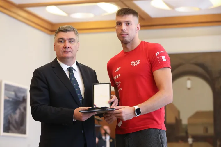 Hrvatska vaterpolska reprezentacija svečano primila odlikovanja od predsjednika Milanovića