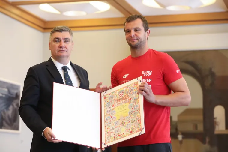 Hrvatska vaterpolska reprezentacija svečano primila odlikovanja od predsjednika Milanovića