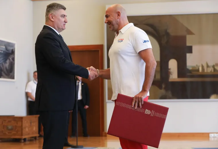 Hrvatska vaterpolska reprezentacija svečano primila odlikovanja od predsjednika Milanovića
