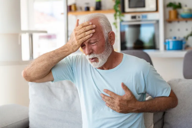 1. Mogla bi smanjiti rizik od srčanih bolesti i moždanog udara: Prema profesoru Stebbingu, umjerena konzumacija kave povezana je sa smanjenim rizikom od srčanih bolesti i moždanog udara.