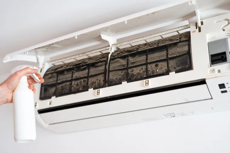 Važno je očistiti uređaj da bi se spriječilo &scaron;irenje bakterija i plijesni. 